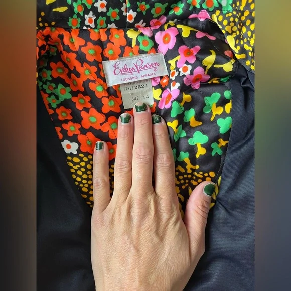 Vintage Evelyn Pearson || Quilted Floral Lounging Jacket - Picture 6 of 7